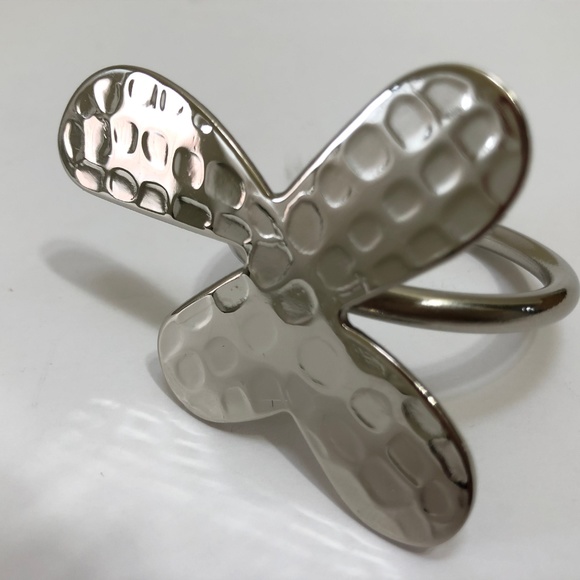 Set of 4 Neiman Marcus Hammered Metal Napkin Rings - Picture 5 of 7